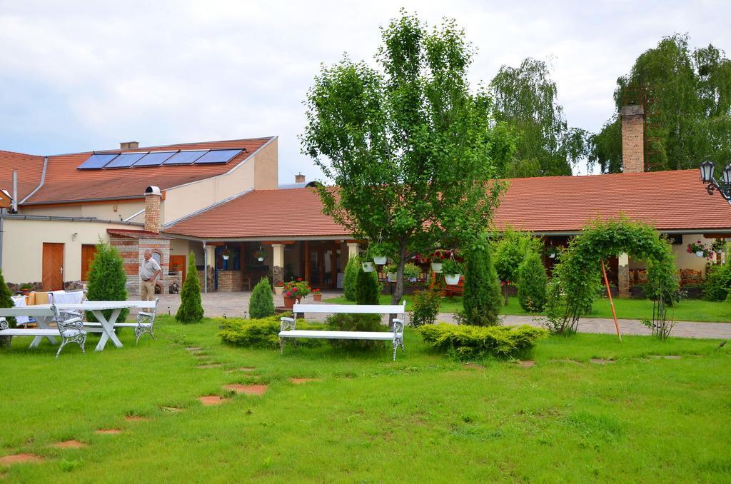 Kakukk Panzio Bed & Breakfast Nyírbátor Eksteriør bilde